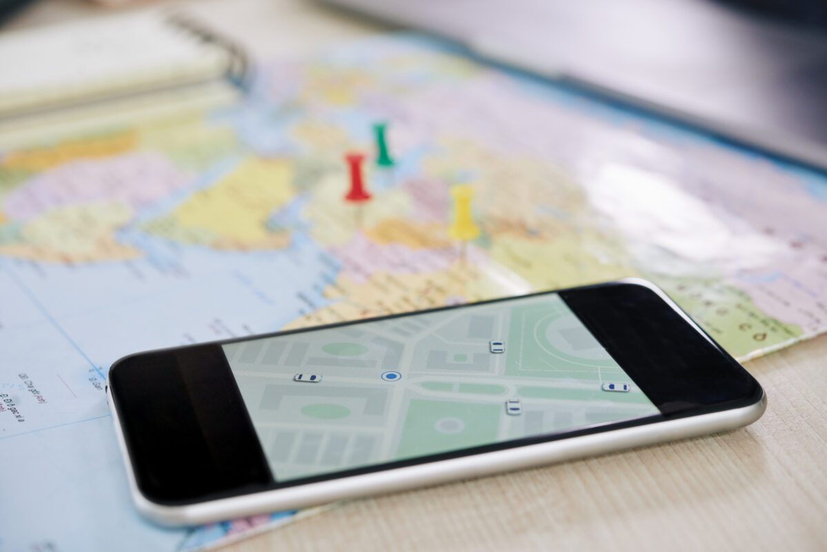 GPS-Positionsbestimmung - Wie funktioniert das überhaupt? closeup of smartphone with gps application 2021 08 27 09 37 10 utc 1 1199x800 - GPS-Positionsbestimmung - Wie funktioniert das überhaupt?