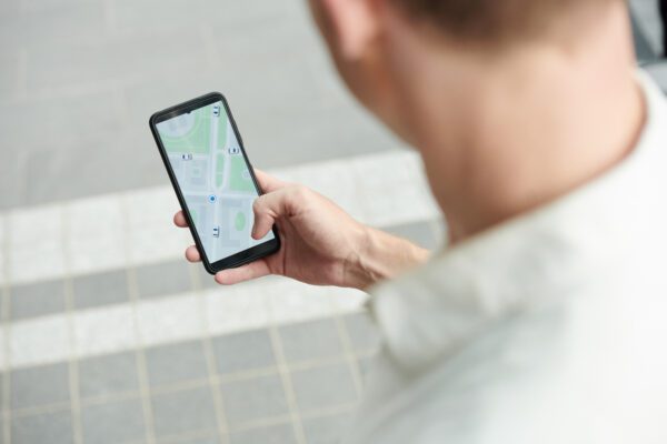 Fahrzeugüberwachung - Wie sinnvoll ist es? man tracking taxi car 2022 06 21 16 27 06 utc 600x400 - Fahrzeugüberwachung - Wie sinnvoll ist es?