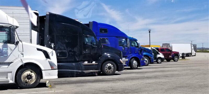 Fahrzeugüberwachung - Wie sinnvoll ist es? trucking trucks in a row 2022 08 01 01 22 52 utc 800x361 - Fahrzeugüberwachung - Wie sinnvoll ist es?