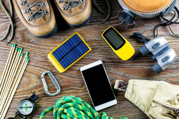 hiking or travel equipment active lifestyle conce 2022 07 04 16 54 47 utc 600x400 - GPS-Tracker ohne SIM - Funktioniert das überhaupt?