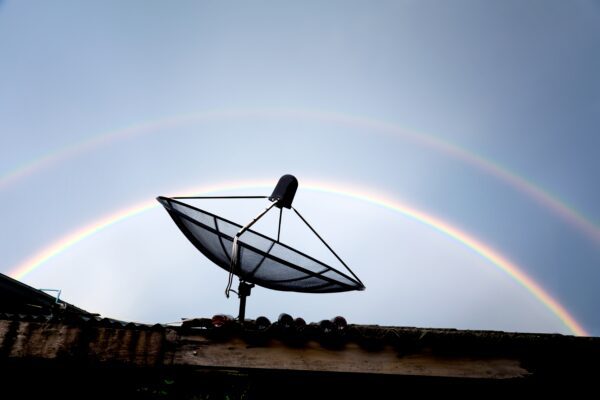 satellite dish on the roof against rainbow sky 2022 08 01 04 26 23 utc 600x400 - Geostationäre Satelliten - ein ganz normaler Satellit?