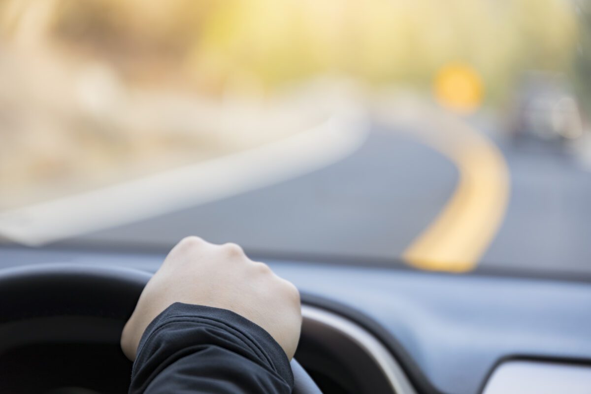 Wie können Sie Kraftstoff sparen? driving a car 2021 08 26 15 36 40 utc 1200x800 - Wie können Sie Kraftstoff sparen?