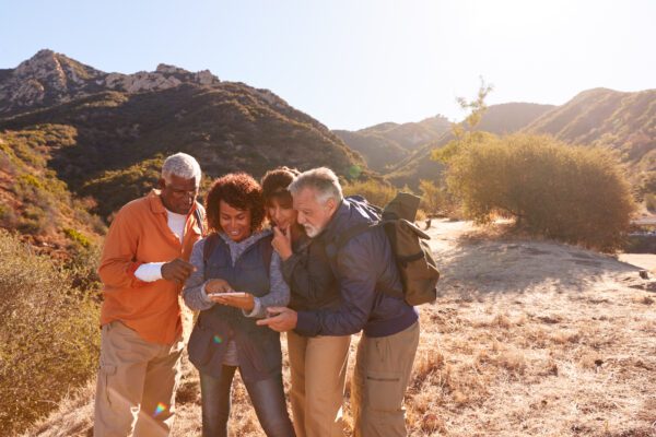 Topo GPS - Was ist das überhaupt? group of senior friends checking gps on mobile pho 2021 08 27 22 41 07 utc 600x400 - Topo GPS - Was ist das überhaupt?