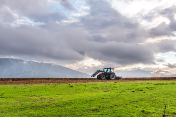 unrecognizable person performs agricultural work 2022 09 21 23 56 19 utc 599x400 - GPS-Landwirtschaft - Lohnt sich eine Anschaffung?