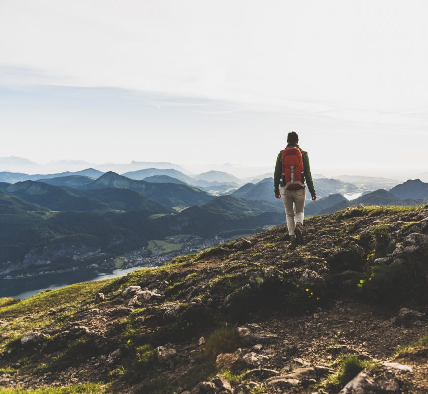 GPS Logger - GPS Datenlogger - Informationen 2024 austria salzkammergut hiker with backpack hiking 2022 11 06 23 07 04 utc 869x800 - GPS Logger - GPS Datenlogger - Informationen 2024