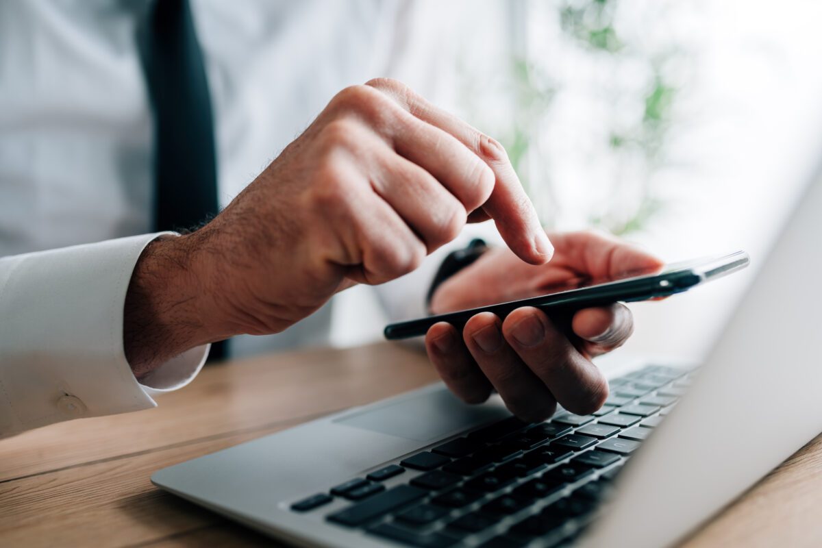 auto reply text message concept busy businessman 2022 06 07 18 54 36 utc 1200x800 - GPS Tracker Fahrrad - GPS Sender für´s Fahrrad kaufen