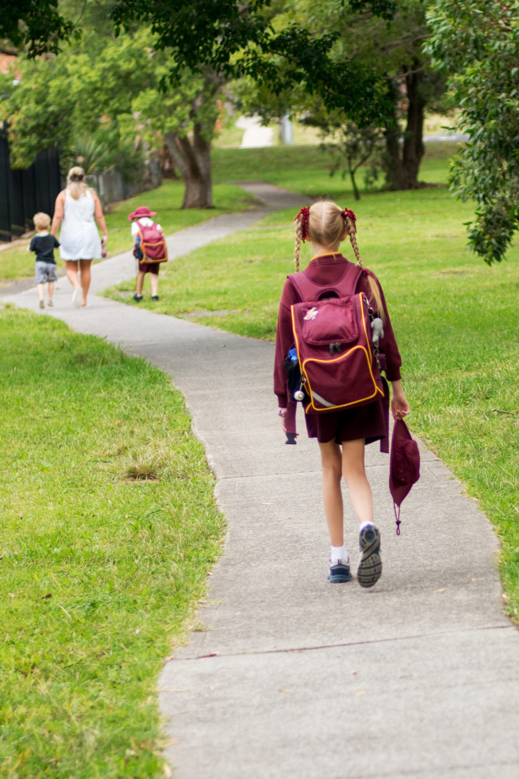 back to school a little girl wearing school unifo 2022 11 15 14 04 15 utc scaled - GPS Tracker Kind unauffällig -  GPS Sender für Kinder