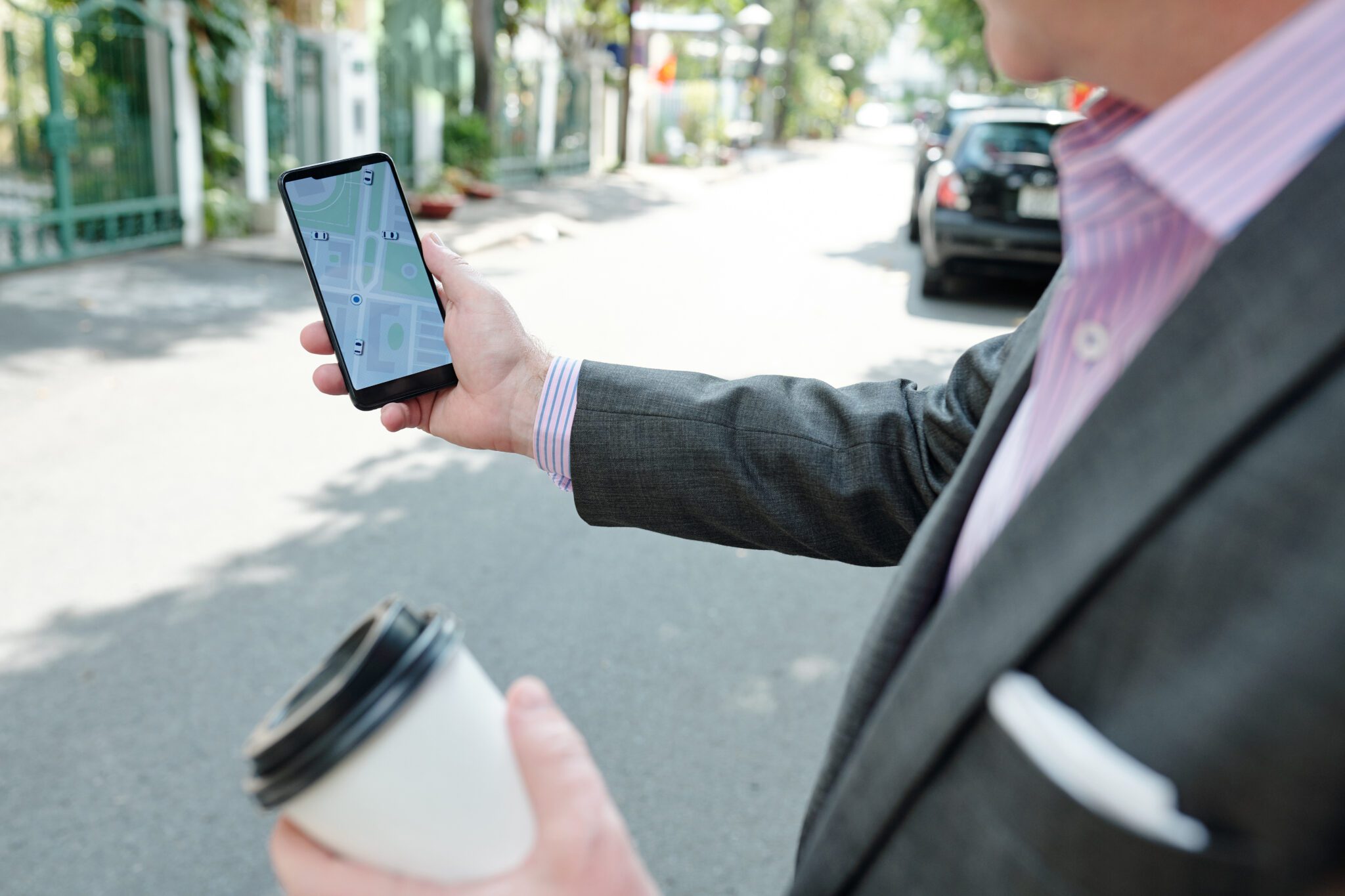 businessman with gps in the city 2021 09 04 10 33 12 utc 2048x1365 - GPS Tracker Senioren -  für Demenzkranke - großer Akku