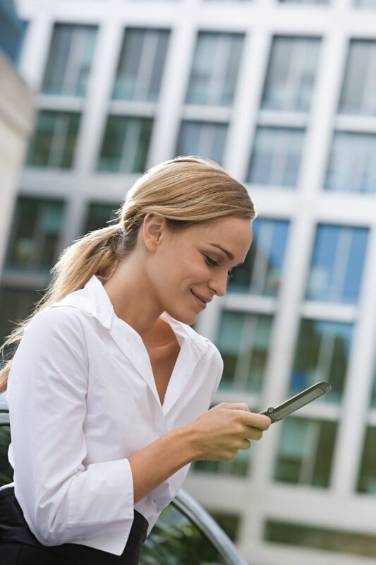 GPS Tracker Roller kaufen - Roller GPS Tracker businesswoman text messaging 2022 03 08 00 17 41 utc 533x800 - GPS Tracker Roller kaufen - Roller GPS Tracker