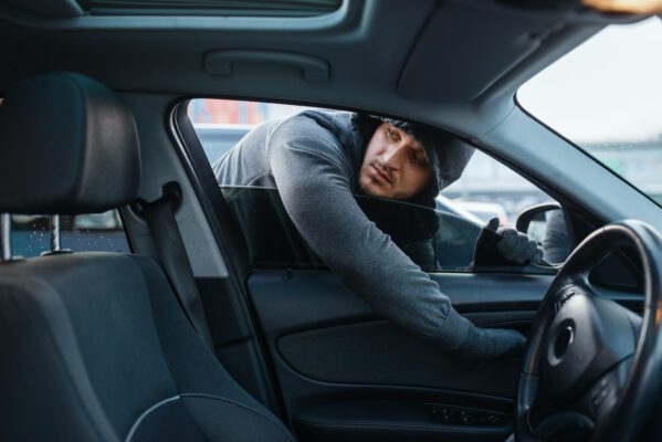 Autos mit GPS kostenlos orten - funktioniert das überhaupt? car robber opening door risk job stealing 2021 08 27 09 44 25 utc 599x400 - Autos mit GPS kostenlos orten - funktioniert das überhaupt?