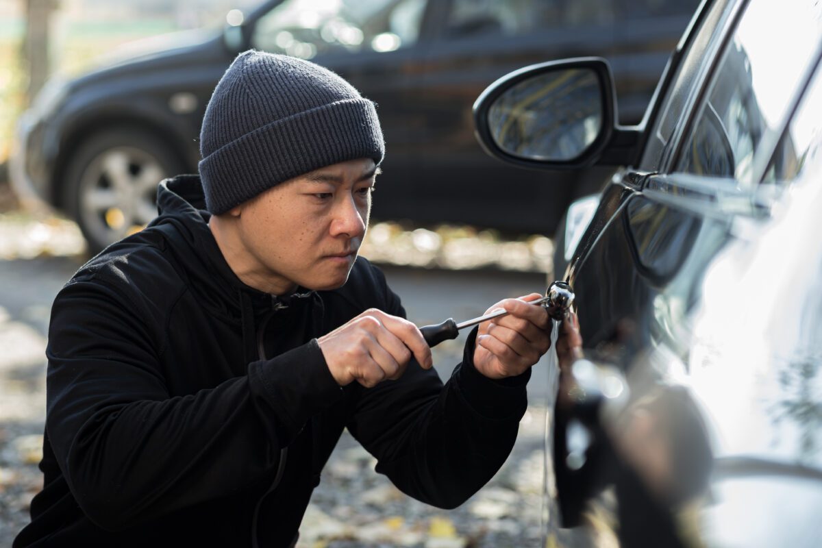 GPS Tracker kaufen - GPS Sender 2025 male asian thief steals car breaks door lock with 2022 12 08 03 56 45 utc 1200x800 - GPS Tracker kaufen - GPS Sender 2025