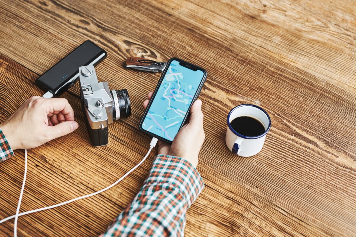 GPS Logger - GPS Datenlogger - Informationen 2024 man planning next vacation trip while journey sea 2022 11 14 12 02 54 utc 1200x800 - GPS Logger - GPS Datenlogger - Informationen 2024