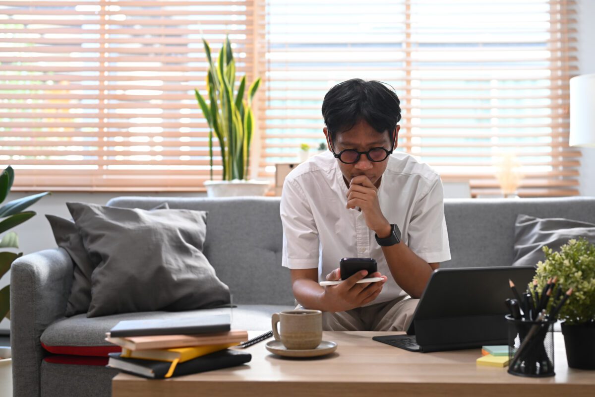 man sitting on couch in living room and using smar 2022 03 31 06 44 22 utc 1200x800 - GPS Tracker Landwirtschaft - GPS Ortung Landwirtschaft