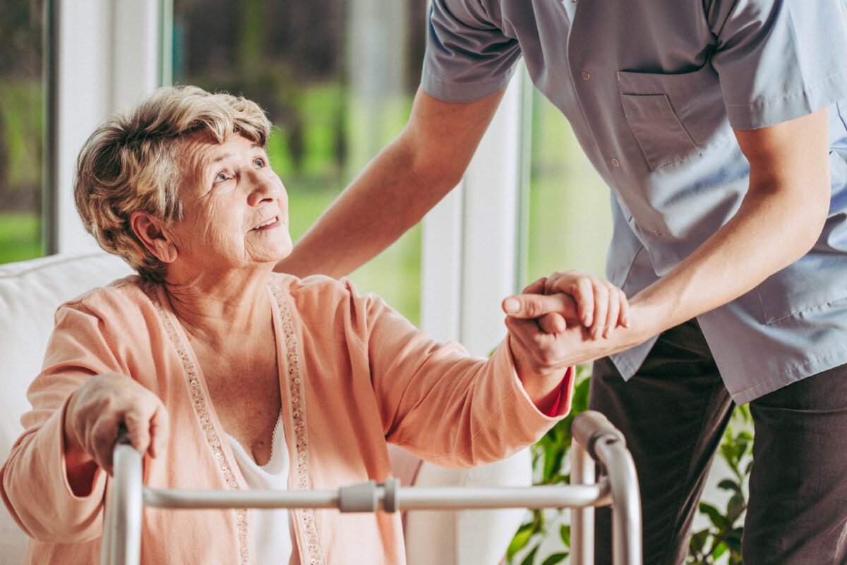 older disabled woman 2021 08 27 16 16 33 utc 1200x800 - GPS Tracker Senioren -  für Demenzkranke - großer Akku