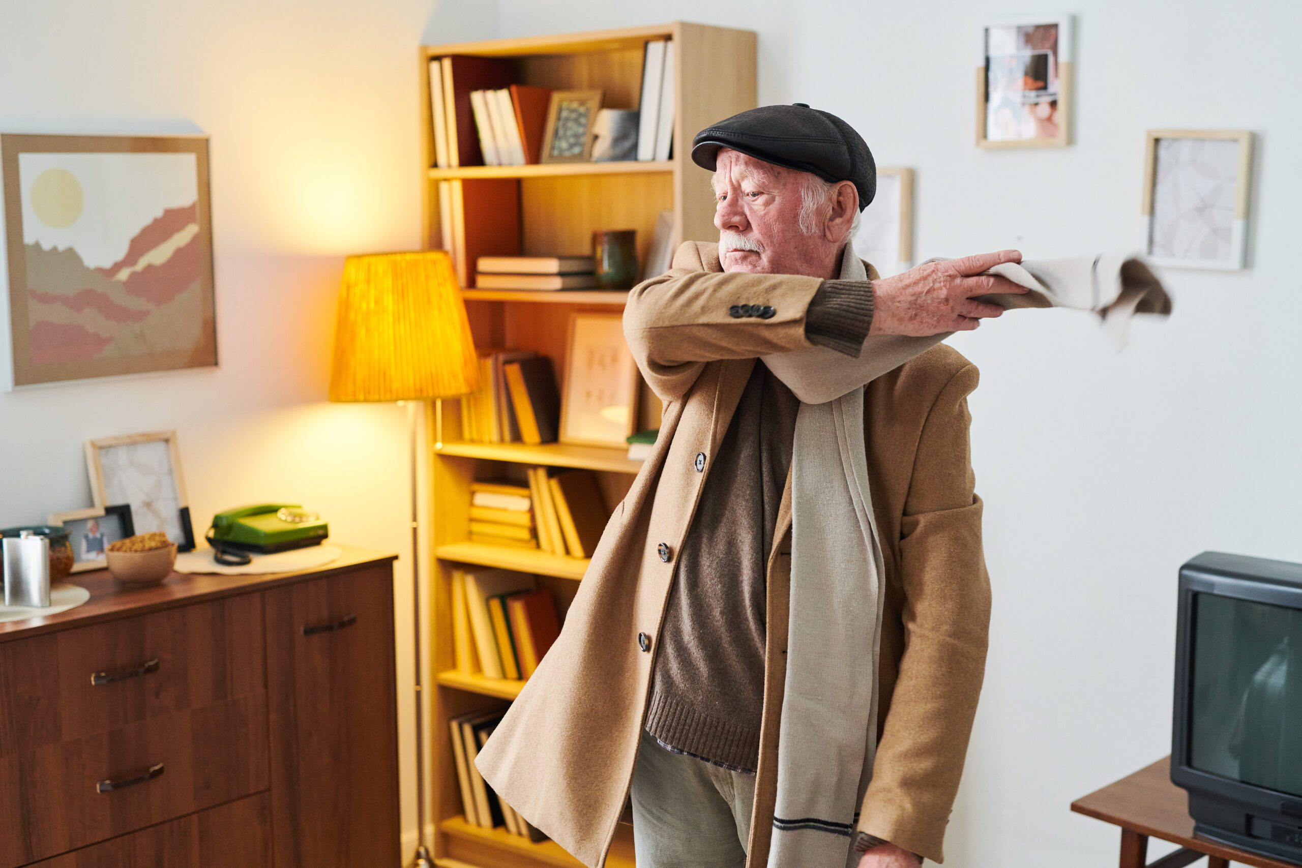 pensioner ready for the walk 2022 02 03 00 19 54 utc scaled - GPS Tracker Senioren -  für Demenzkranke - großer Akku