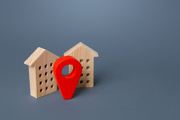 Asset Tracking - Was ist das überhaupt? red location pin and houses location concept set 2022 09 21 21 21 01 utc 601x400 - Asset Tracking - Was ist das überhaupt?