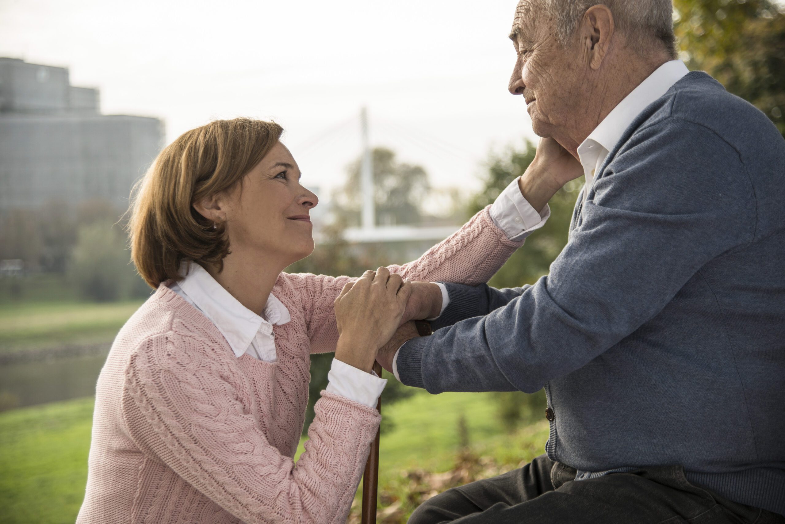 senior man with daughter outdoors 2022 11 06 23 01 19 utc scaled - GPS Tracker Senioren -  für Demenzkranke - großer Akku