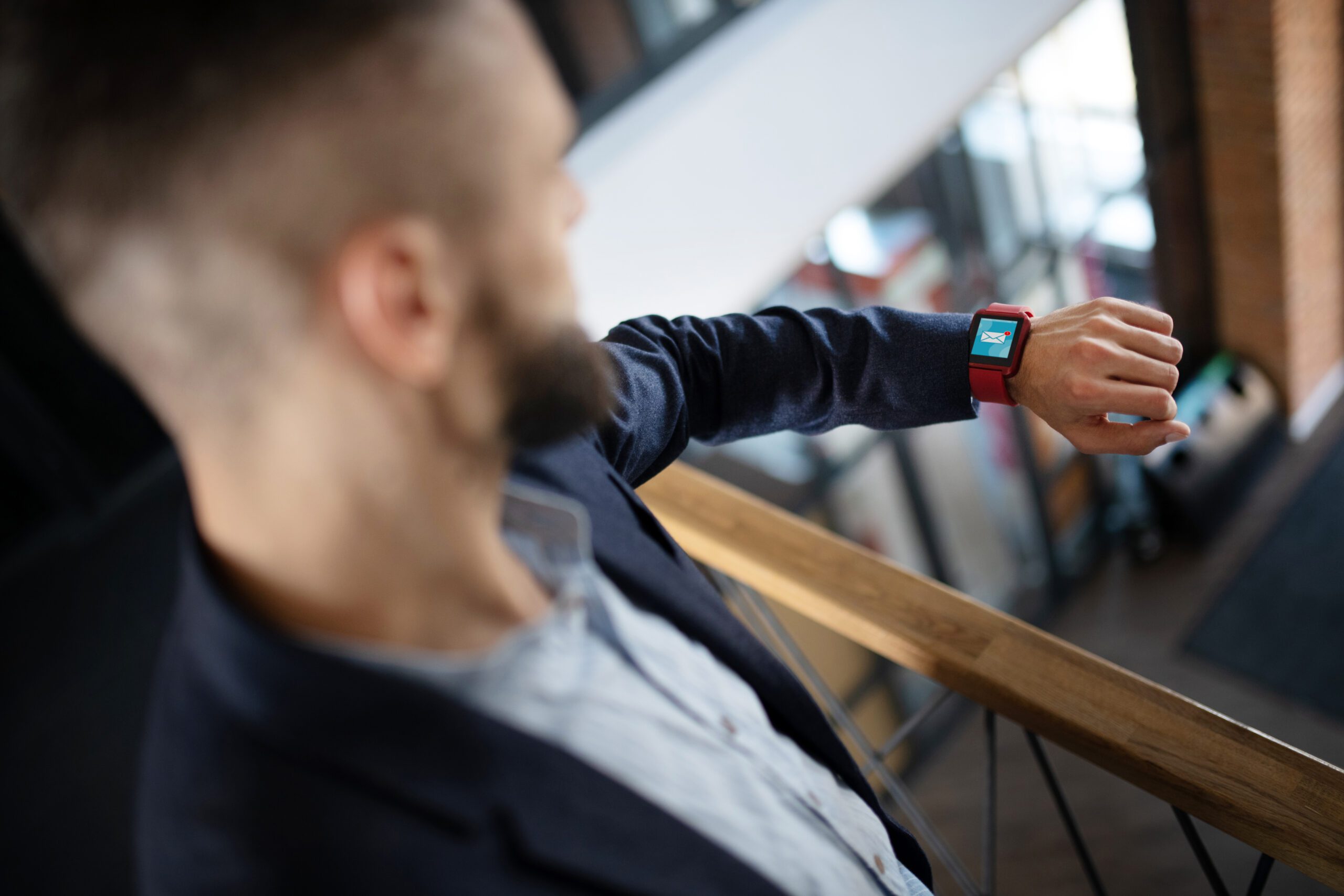 top view of businessman looking at notifications o 2021 09 03 20 25 37 utc scaled - Koffer Tracker - GPS Tracker Koffer - Gepäck Ortung