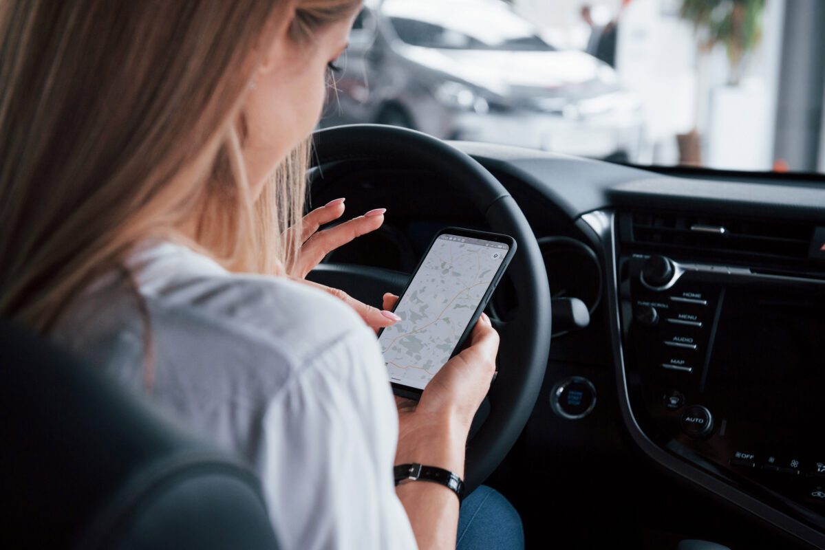 GPS Tracker kaufen - GPS Sender 2025 tracks the route beautiful blonde girl sitting in 2021 08 30 05 20 56 utc 1199x800 - GPS Tracker kaufen - GPS Sender 2025