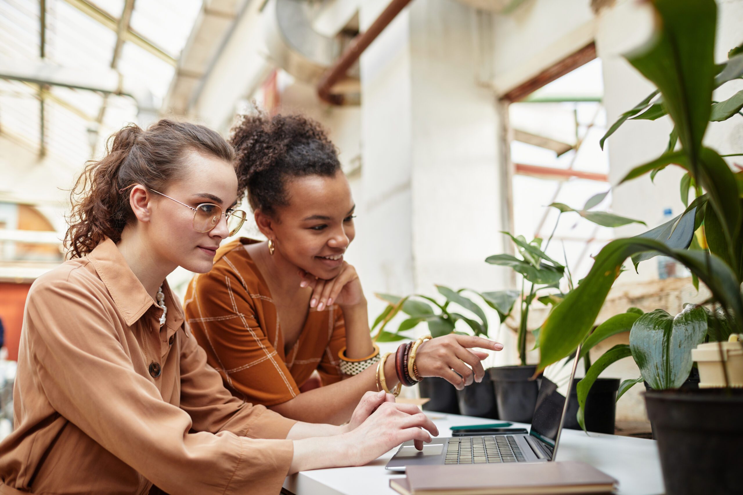 two young female designers discussing online proje 2022 02 15 20 16 23 utc scaled - Mini GPS Tracker kaufen - kleiner GPS Sender - 2025