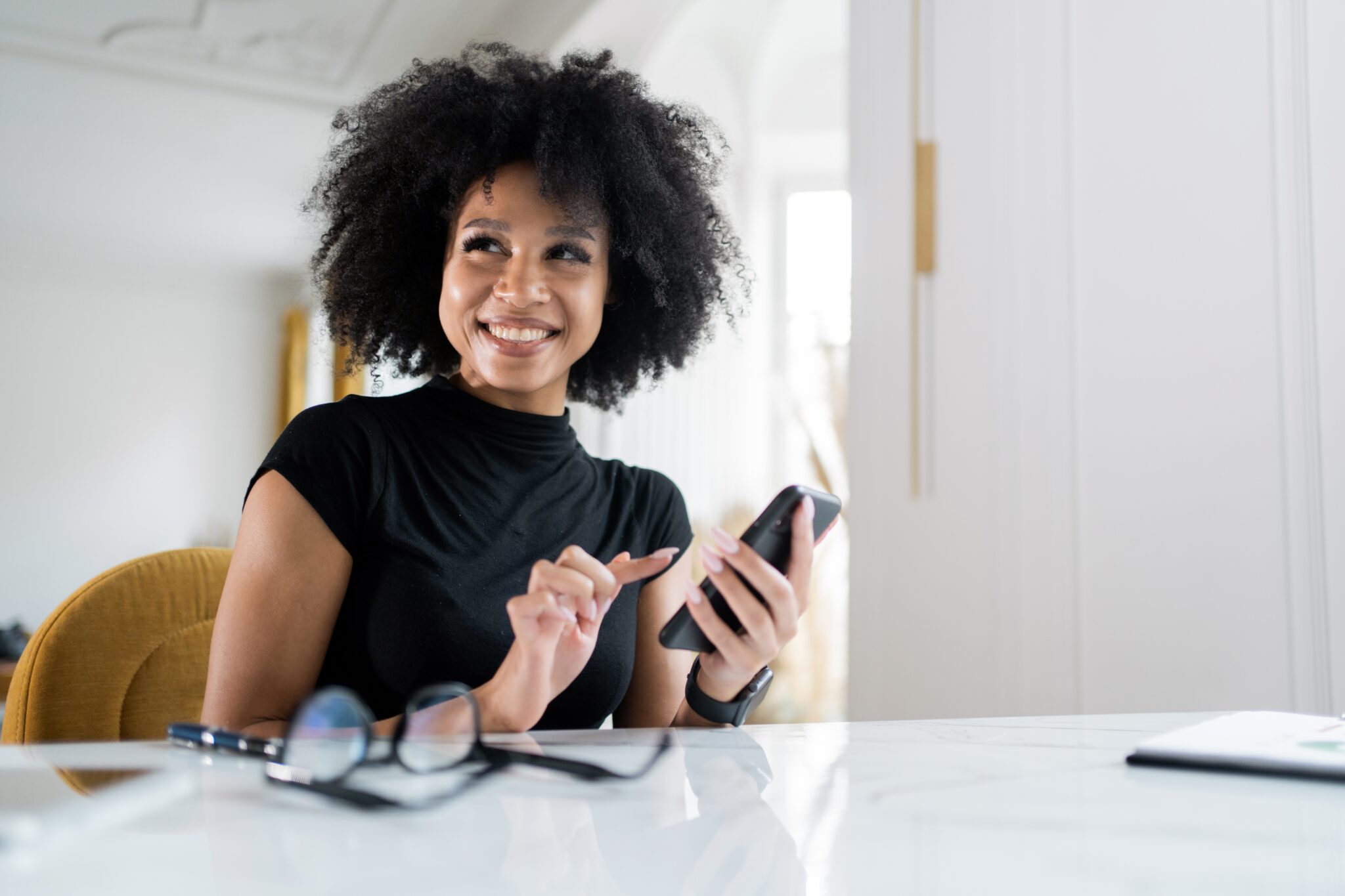 uses phone writes message woman economist manager 2022 11 16 21 44 36 utc 2048x1365 - GPS Tracker Kind unauffällig -  GPS Sender für Kinder