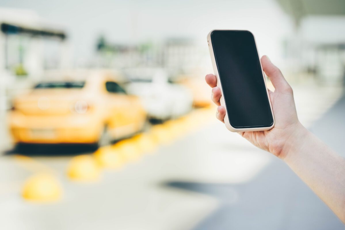 waiting for taxi at airport concept of ordering a 2021 09 03 03 03 36 utc 1199x800 - GPS Tracker Taxi kaufen - 2025