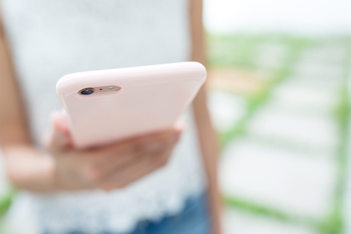 woman sending sms on smart phone 2022 09 16 03 49 52 utc 1200x800 - GPS Tracker Bienen - für Bienenstock / Bienenbeute