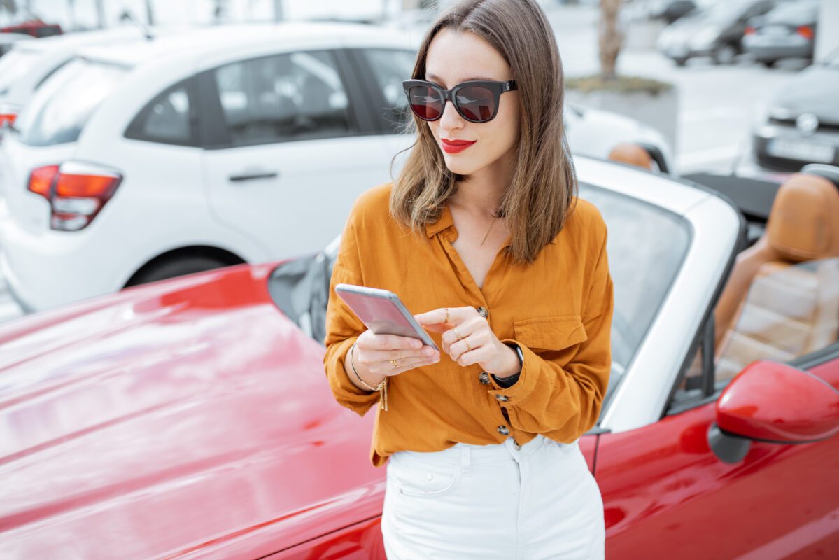 GPS Logger - GPS Datenlogger - Informationen 2024 woman with phone at the car parking 2021 09 02 01 28 36 utc 1199x800 - GPS Logger - GPS Datenlogger - Informationen 2024
