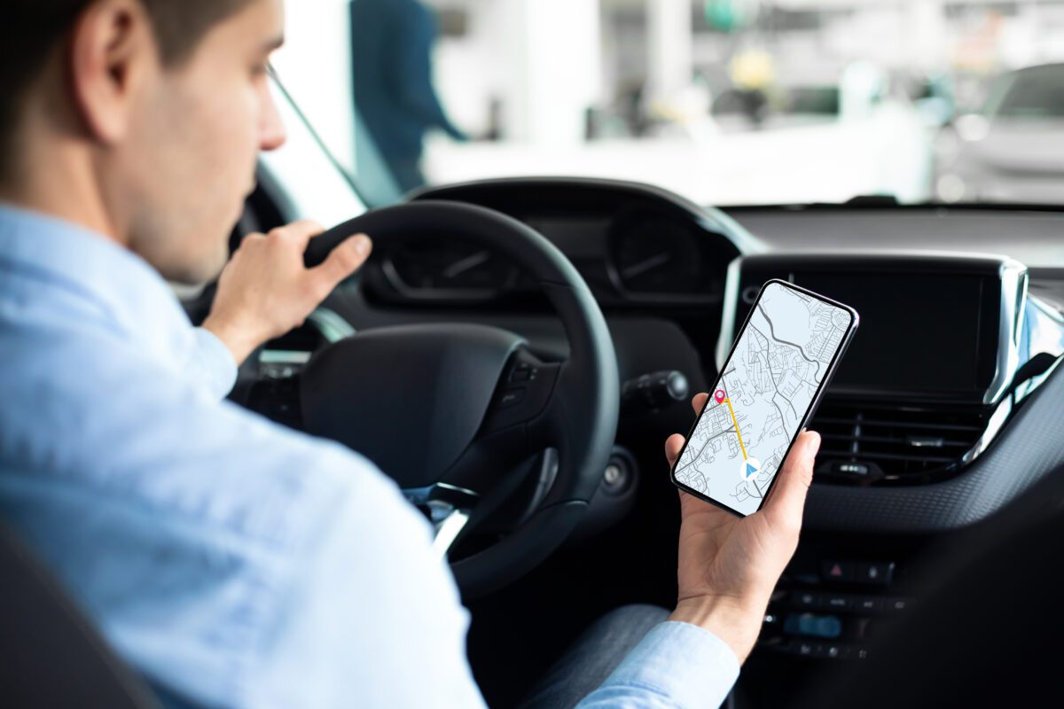 Autos mit GPS kostenlos orten - funktioniert das überhaupt? young man using gps service navigation app on smar 2022 12 16 09 24 28 utc 1200x800 - Autos mit GPS kostenlos orten - funktioniert das überhaupt?