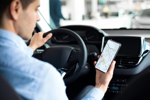 Autos mit GPS kostenlos orten - funktioniert das überhaupt? young man using gps service navigation app on smar 2022 12 16 09 24 28 utc 600x400 - Autos mit GPS kostenlos orten - funktioniert das überhaupt?