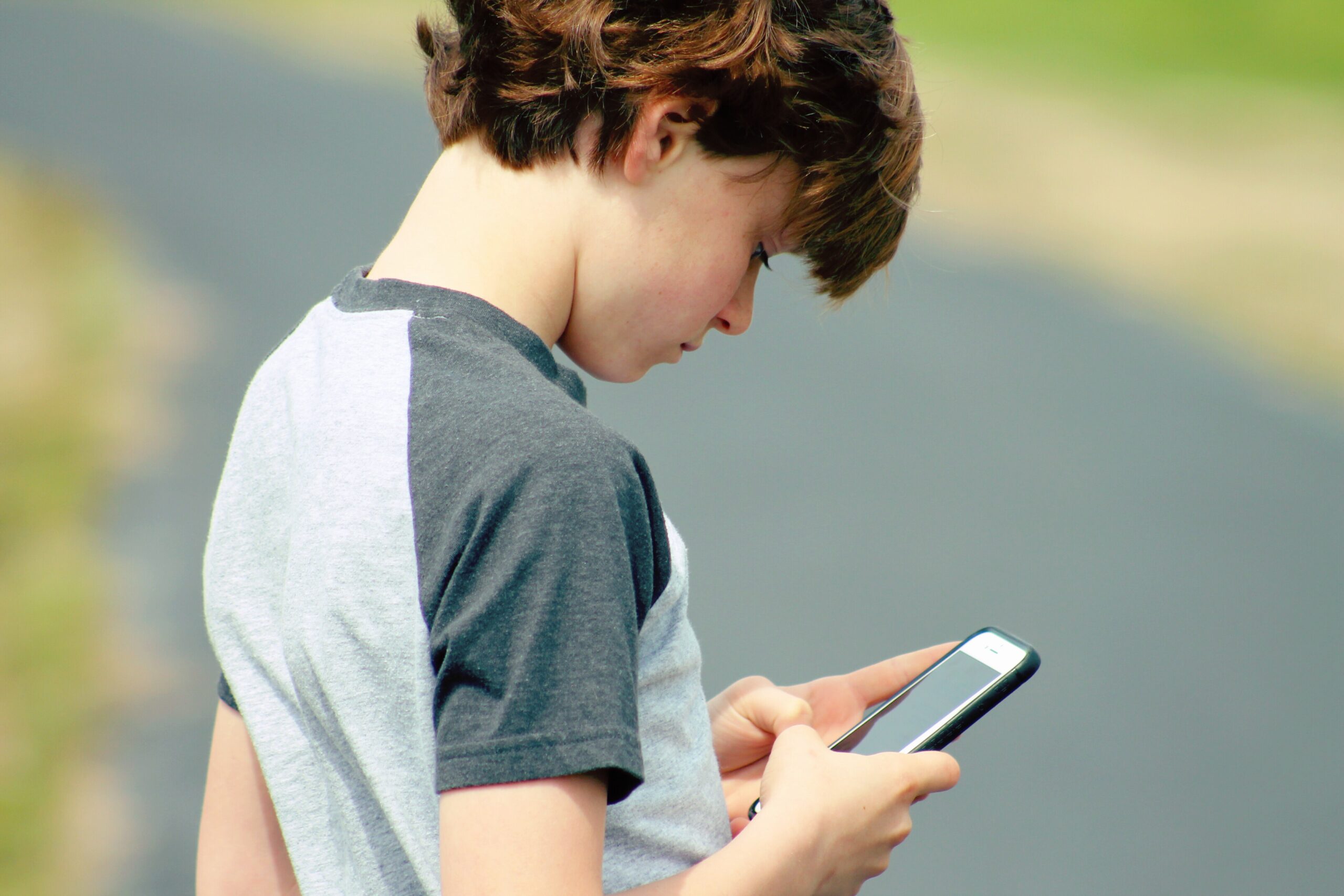 children on cell phones 2022 11 01 09 39 00 utc scaled - GPS Tracker Schulranzen kaufen - 2025