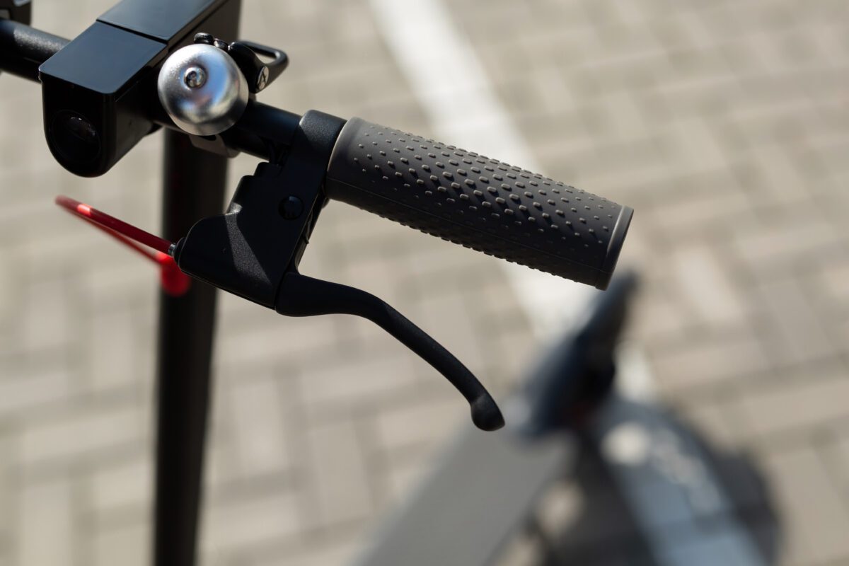 electric scooter parked on the sidewalk ecology t 2022 02 18 05 20 22 utc 1200x800 - GPS Tracker E Scooter kaufen - 2025