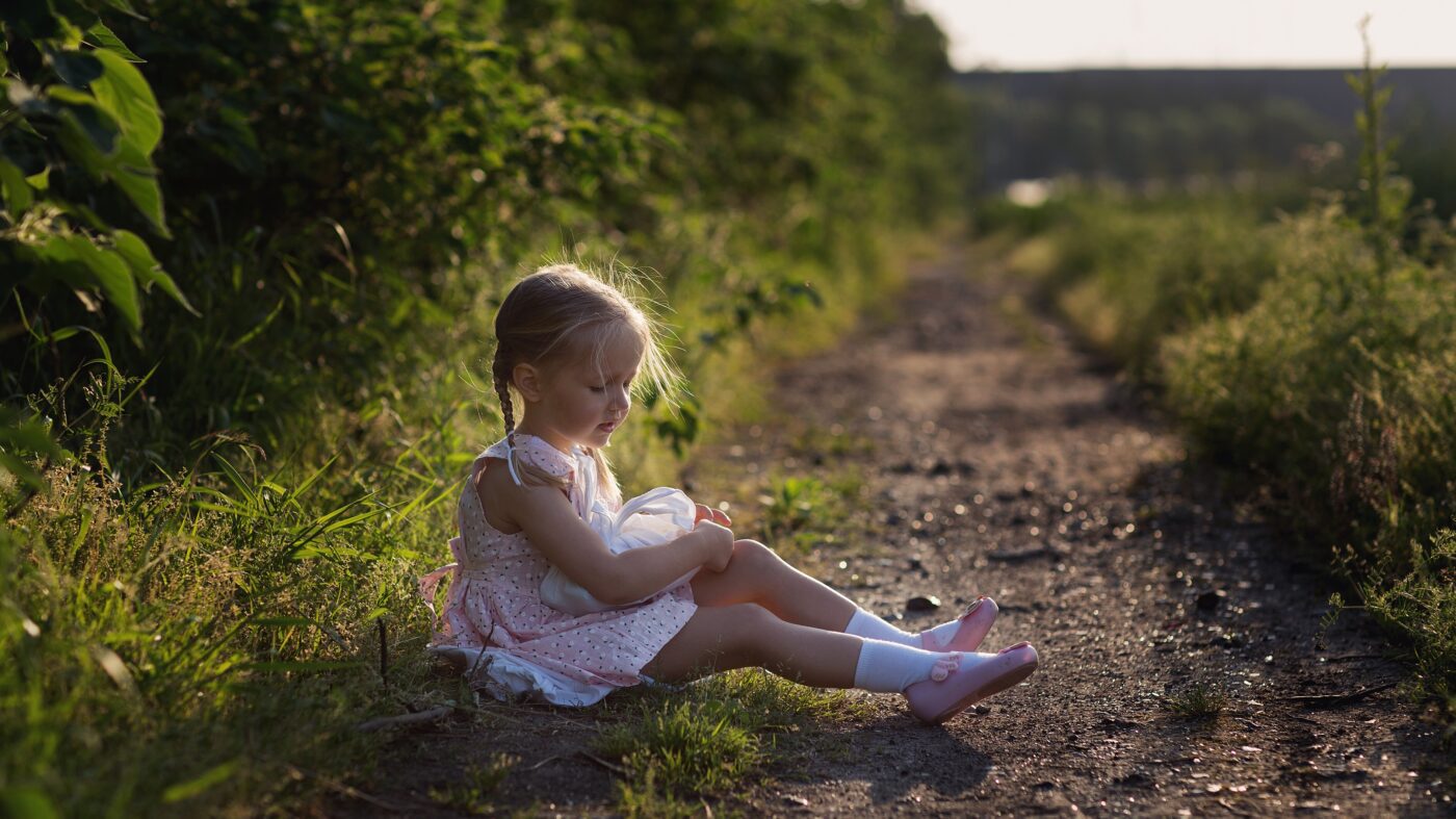 little girl sitting on the track in village 2022 11 12 02 02 28 utc 1400x787 - Mini GPS Tracker kaufen - kleiner GPS Sender - 2025