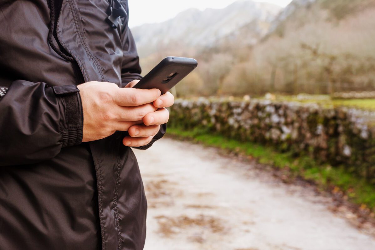 Peilsender kaufen - Salind GPS Peilsender 2025 person consulting maps by gps 2022 09 28 22 46 14 utc 1198x800 - Peilsender kaufen - Salind GPS Peilsender 2025