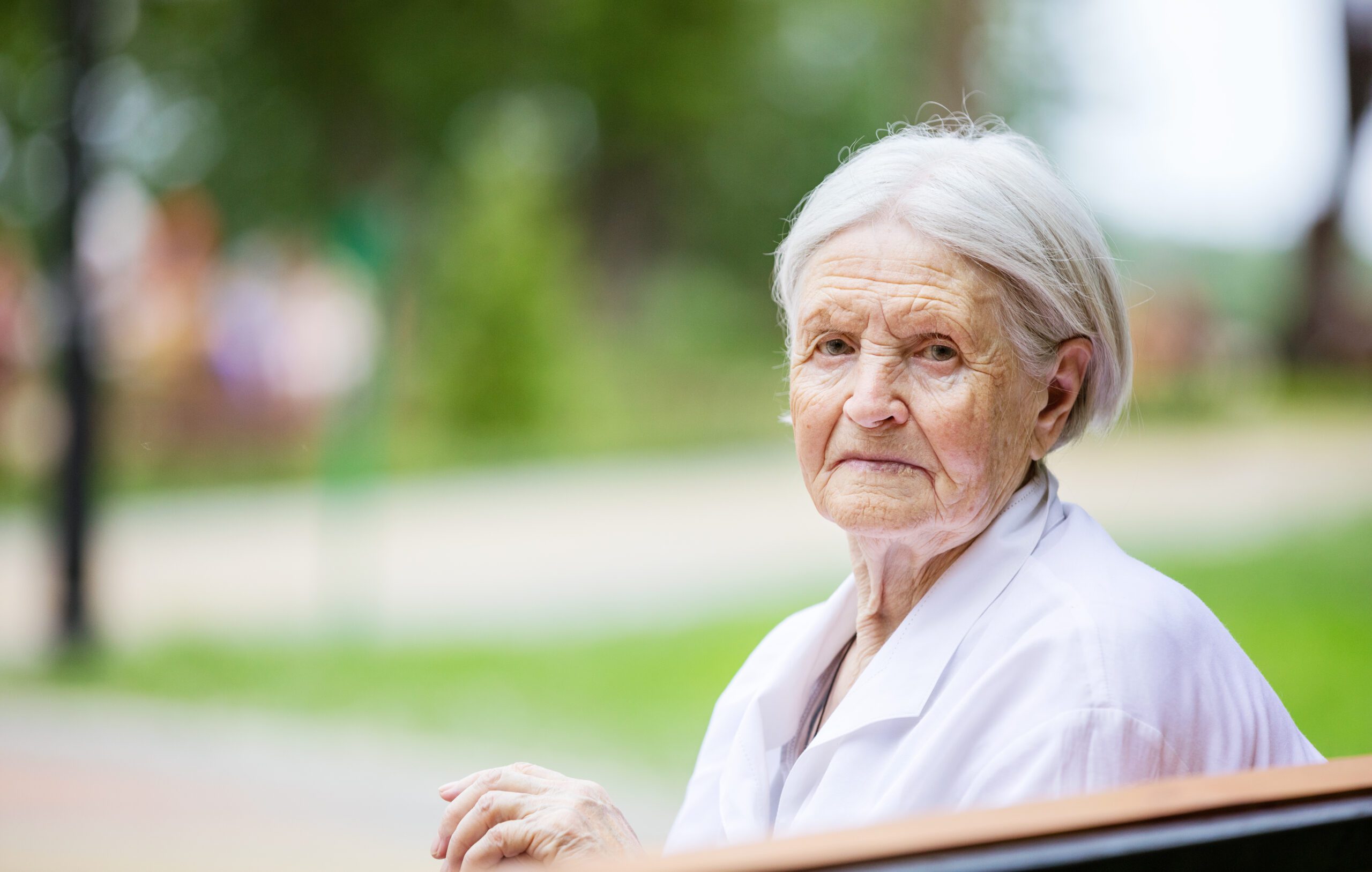 portrait of senior woman outdoors 2021 08 26 22 40 14 utc scaled - GPS Tracker Senioren -  für Demenzkranke - großer Akku