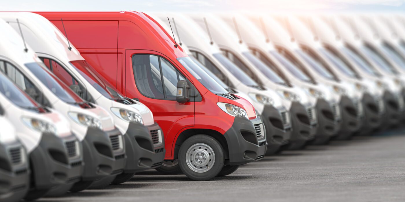Fahrzeugortung Firmenwagen - Ist Mitarbeiterüberwachung zulässig? red delivery van in a row of white vans best expr 2021 09 03 16 17 03 utc 1400x700 - Fahrzeugortung Firmenwagen - Ist Mitarbeiterüberwachung zulässig?