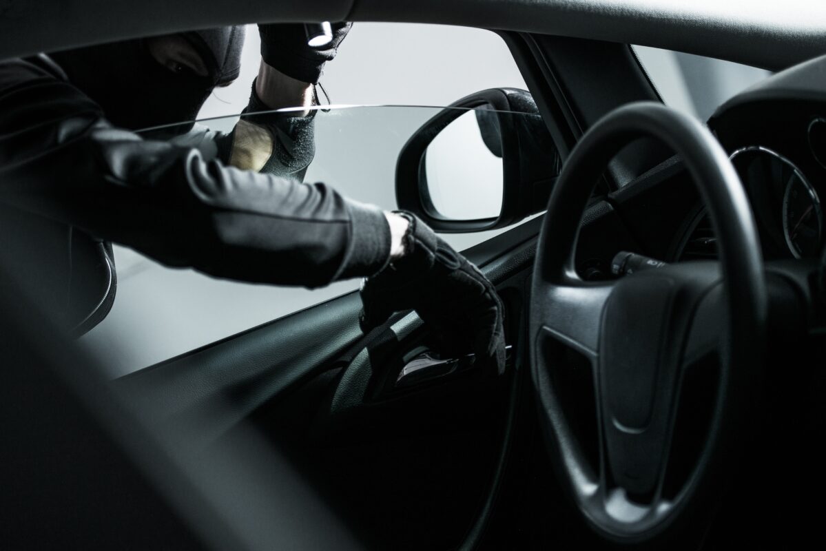 Welche Autos werden am meisten gestohlen? car thief 2022 10 24 18 09 05 utc 1 1199x800 - Welche Autos werden am meisten gestohlen?