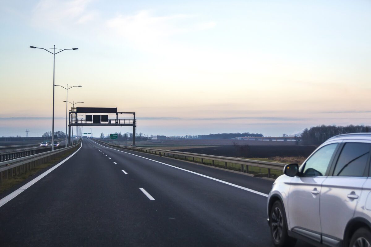 car on highway with blank directional road signs 2022 11 07 23 33 03 utc 1200x800 - Richtgeschwindigkeit in Deutschland auf der Autobahn