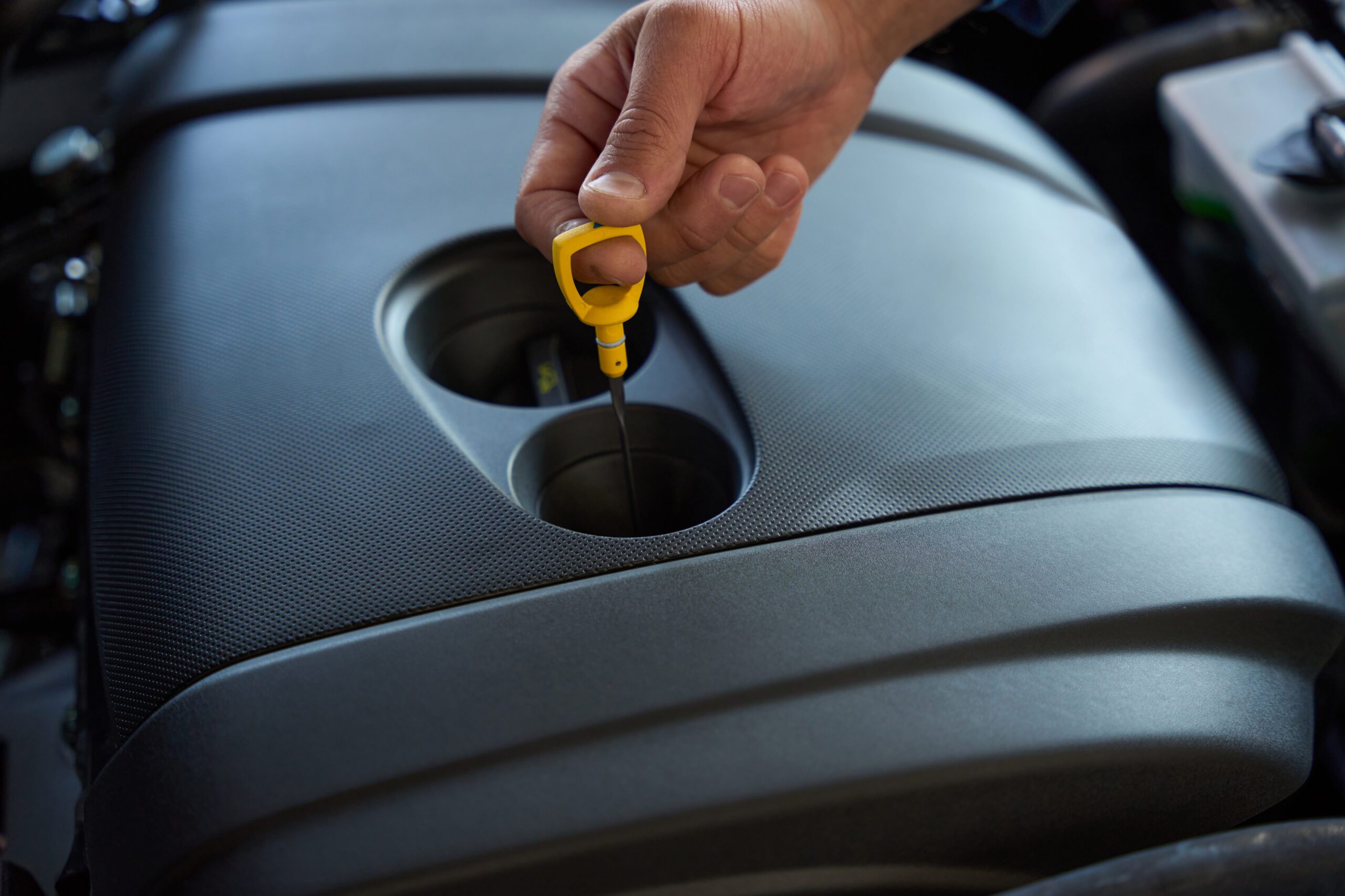 Den Ölstand beim Auto prüfen und messen So geht