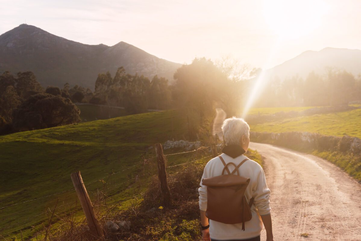 Notfall GPS Sender - Wenn GPS Leben rettet older woman hiking 2022 09 22 00 50 20 utc 1198x800 - Notfall GPS Sender - Wenn GPS Leben rettet