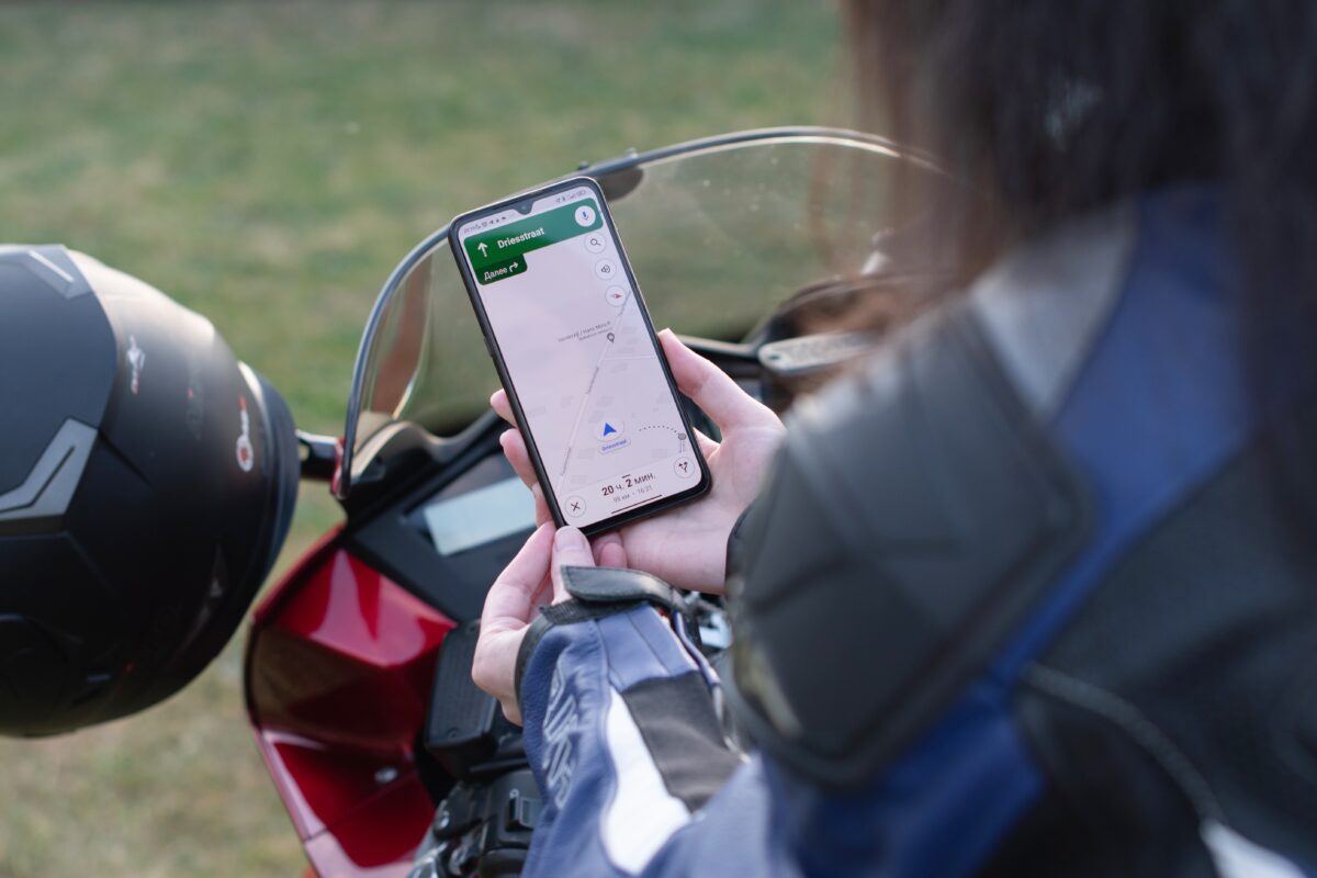 Motorradreisen biker girl on a motorcycle enjoys with a navigator 2022 11 10 02 17 15 utc 1200x800 - Motorradreisen