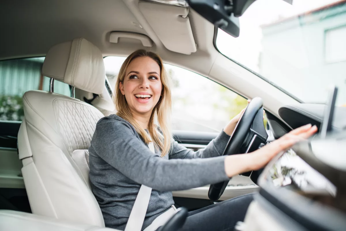Das passende Auto für Fahranfänger young woman driver sitting in car driving 2021 08 27 16 15 11 utc 1200x800 - Das passende Auto für Fahranfänger