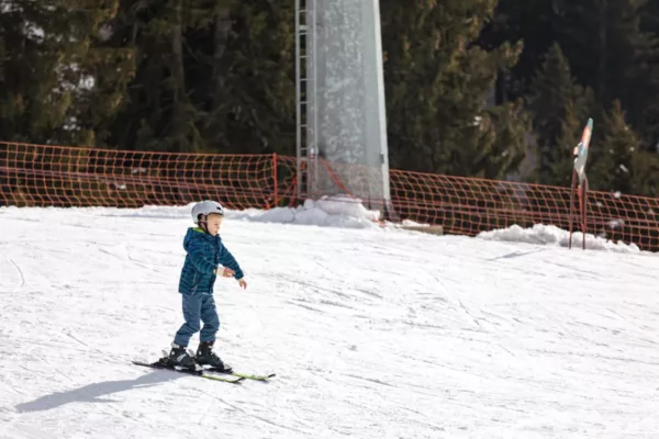 Kinder Skifahren im Winter